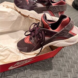 Nike air huarache run maroon